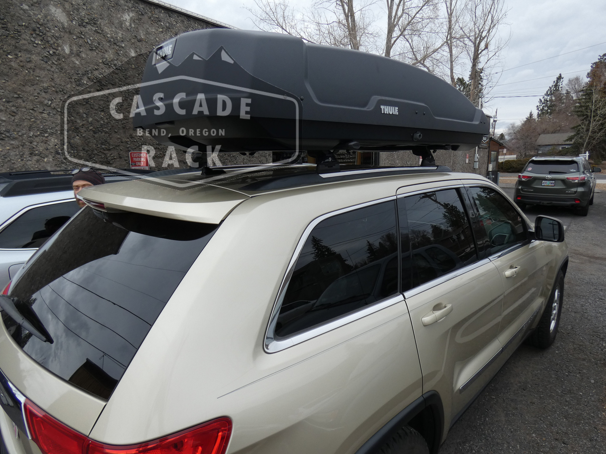 2015 Jeep Grand Cherokee - Base Rack and Cargo Box - Yakima / Thule