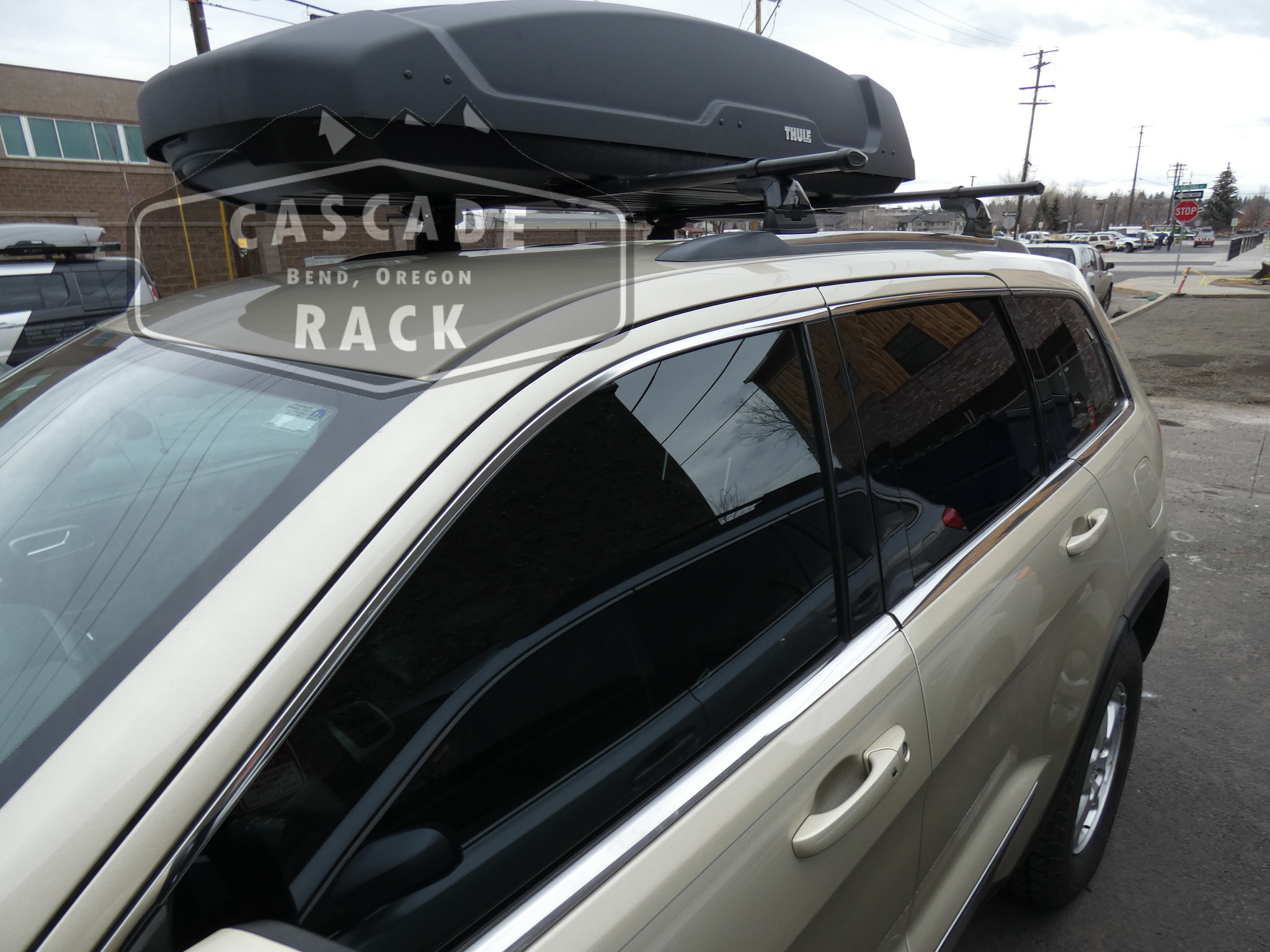 2014 Jeep Grand Cherokee - Base Rack and Cargo Box - Yakima / Thule