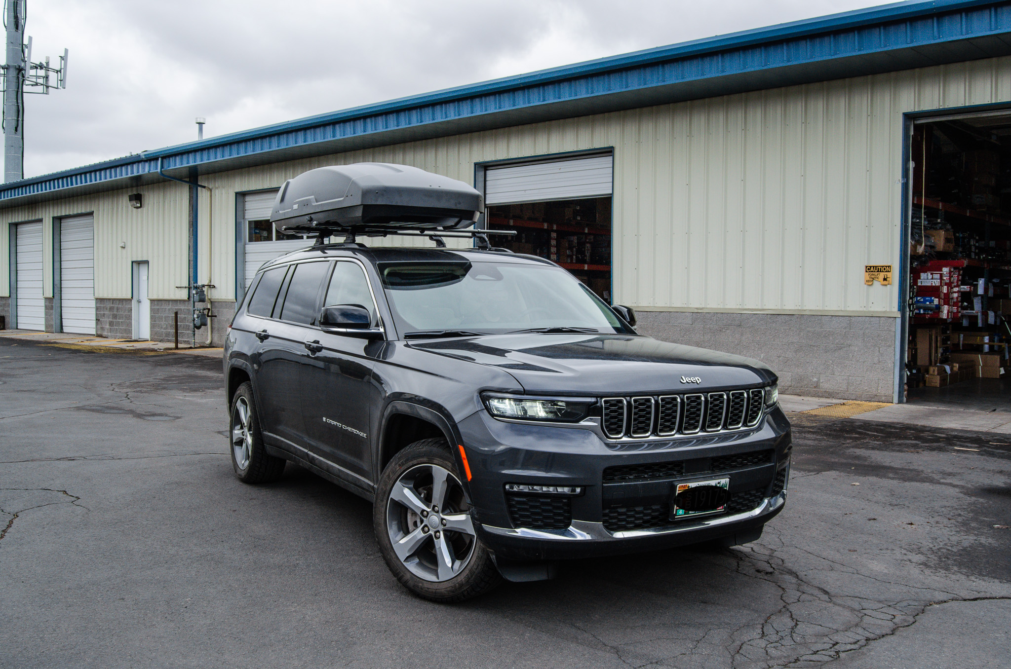2022 Jeep Grand Cherokee - Crossbars & Cargo Box - Yakima / Thule