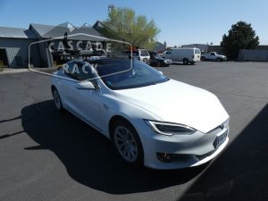 2019 Tesla Model S - Crossbars and Kayak Rack - Thule 